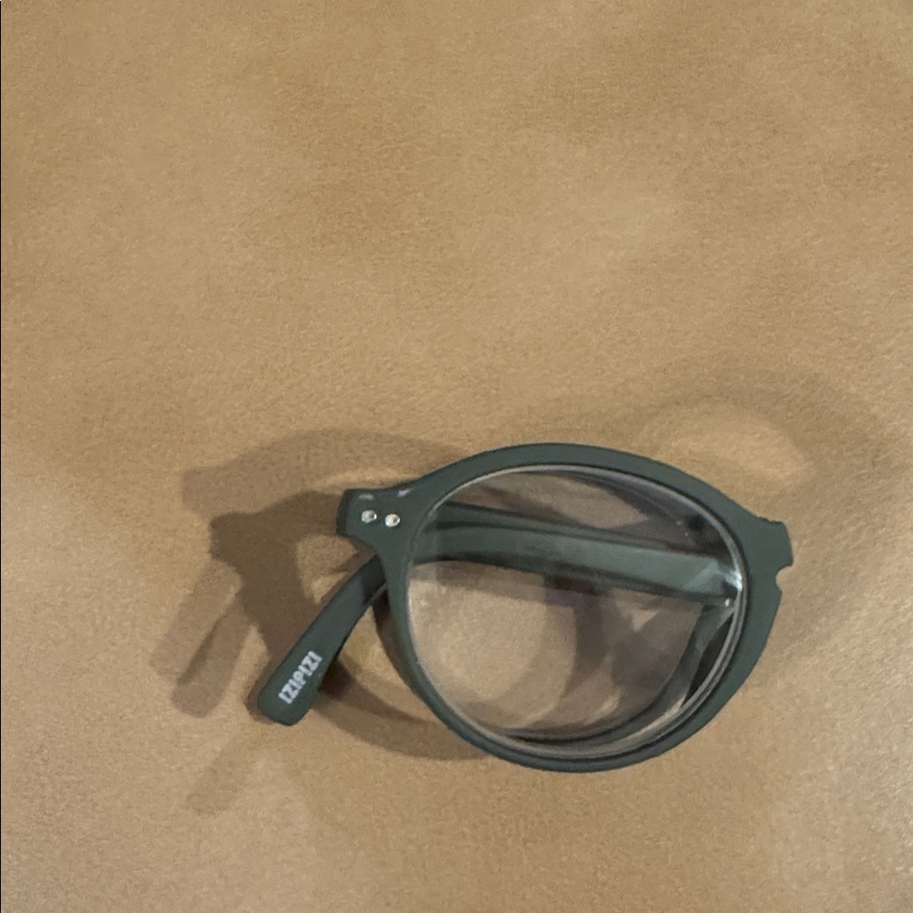 Izipizi folding reading glasses. +2.50. Kaki green. - Picture 9 of 12